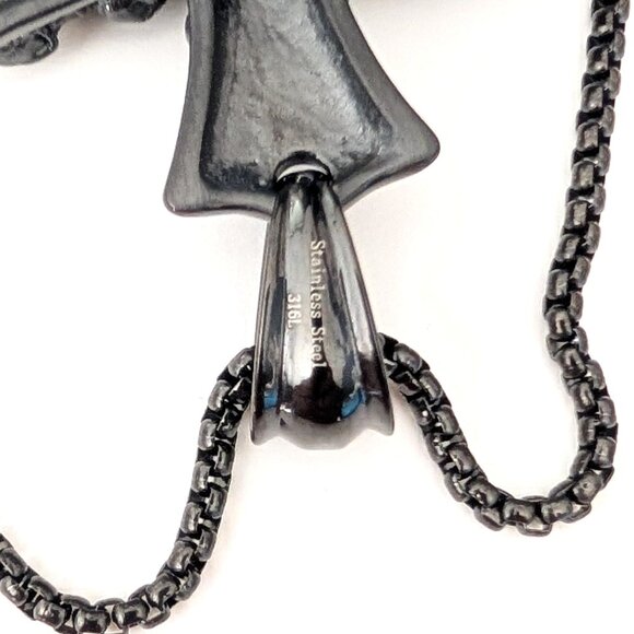 Black metal cross with skulls necklace - Picture 11 of 11